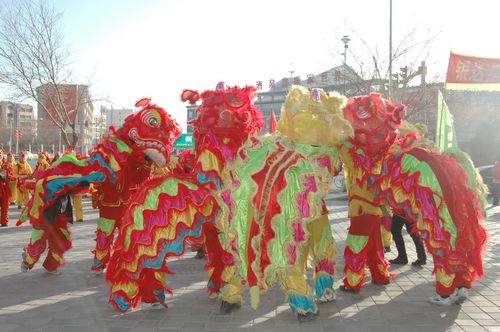 酒泉市2011年元宵節(jié)社火匯演期間，部分社火隊來公司拜年