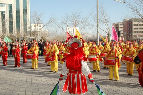 酒泉市2011年元宵節(jié)社火匯演期間，部分社火隊來公司拜年
