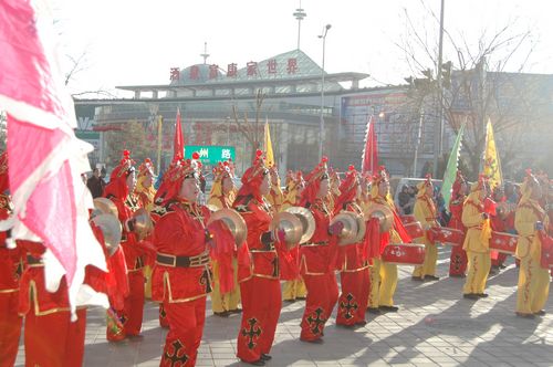 酒泉市2011年元宵節(jié)社火匯演期間，部分社火隊來公司拜年