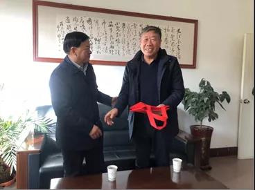 敦煌種業(yè)領(lǐng)導(dǎo)看望慰問公司老干部、老黨員及困難黨員職工
