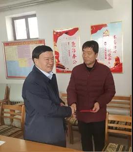 敦煌種業(yè)領(lǐng)導(dǎo)看望慰問公司老干部、老黨員及困難黨員職工